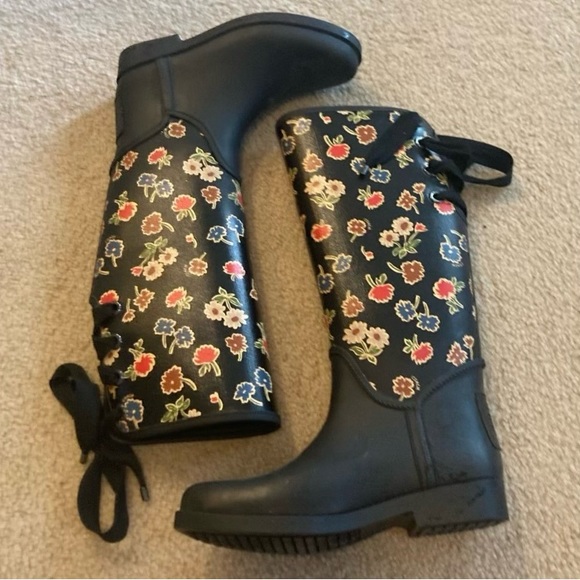 ☔️Coach Navy Floral Rain Boots - Size 8 - Picture 1 of 8